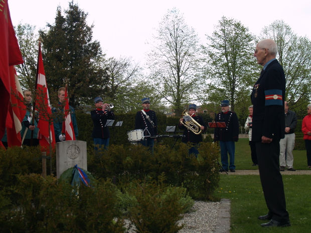 Frihedsk�mperen H.C. Nielsen holdt en gribende tale ved Erik Boelskovs grav